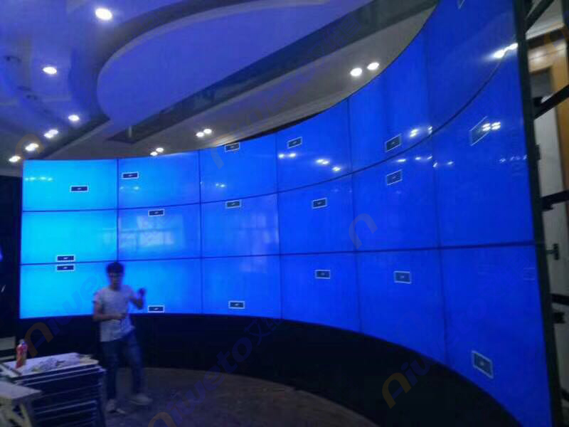 艾維圖18臺55寸弧形大屏幕液晶拼接解決方案及案例展示:進(jìn)駐昆明某企業(yè)會議室